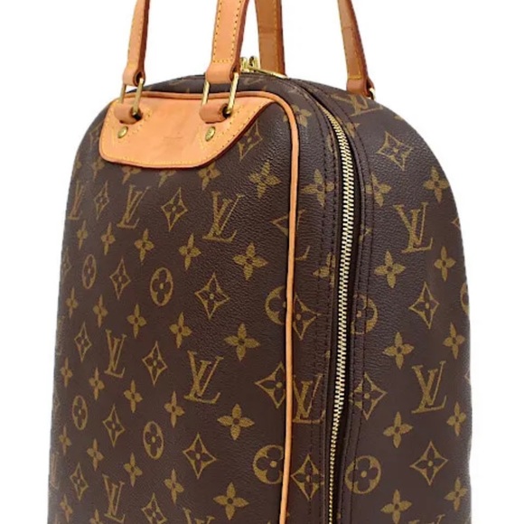 Authentic LV Excursion bag in Excellent pre-loved condition - Picture 2 of 10